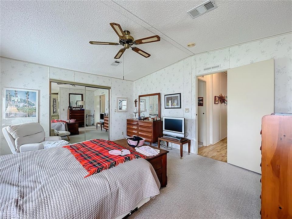 Active With Contract: $199,000 (2 beds, 2 baths, 1480 Square Feet)