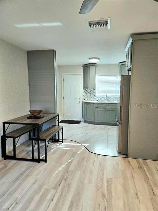 Под контрактом: $1,495 (2 спален, 1 ванн, 700 Квадратных фут)