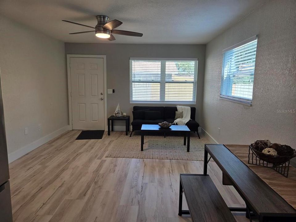 Под контрактом: $1,495 (2 спален, 1 ванн, 700 Квадратных фут)