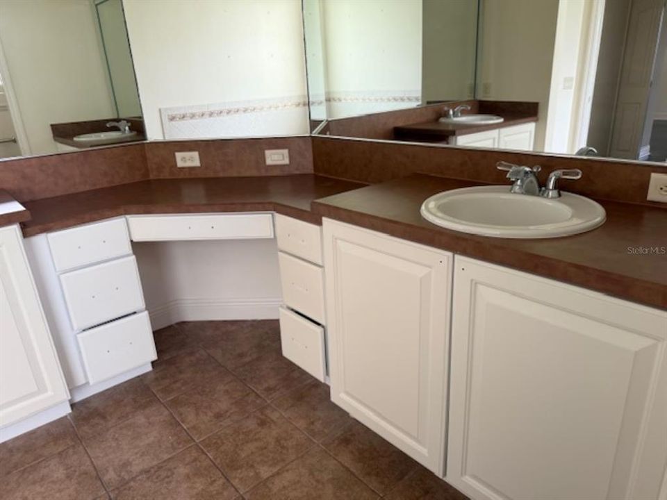 Active With Contract: $711,900 (2 beds, 2 baths, 2439 Square Feet)