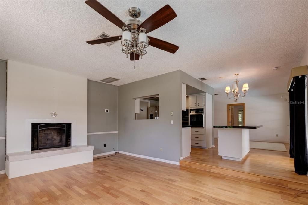 На продажу: $399,000 (4 спален, 2 ванн, 1738 Квадратных фут)