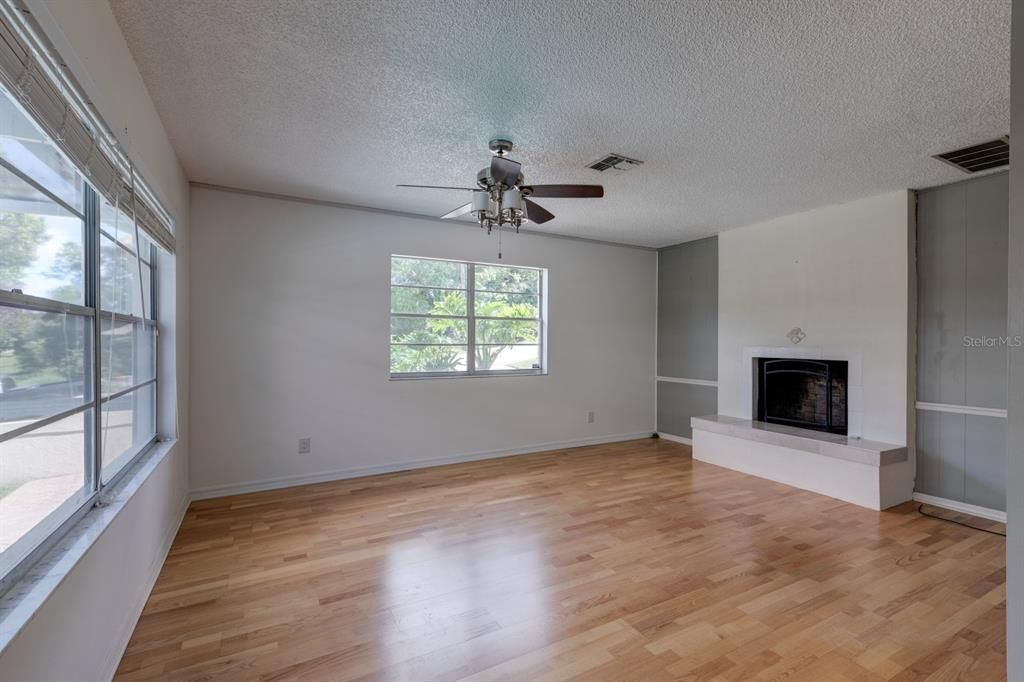 На продажу: $399,000 (4 спален, 2 ванн, 1738 Квадратных фут)