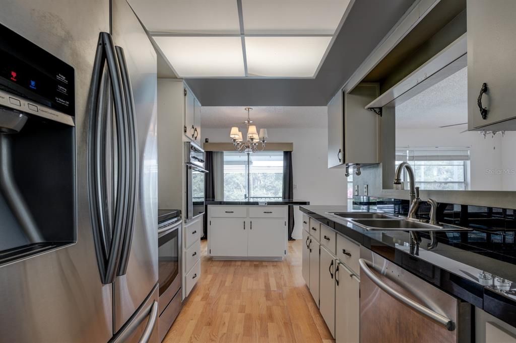 На продажу: $399,000 (4 спален, 2 ванн, 1738 Квадратных фут)