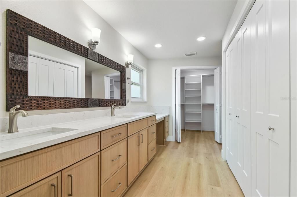 Под контрактом: $779,900 (4 спален, 2 ванн, 2821 Квадратных фут)