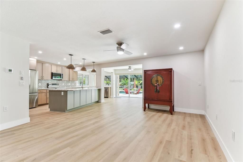 Под контрактом: $779,900 (4 спален, 2 ванн, 2821 Квадратных фут)