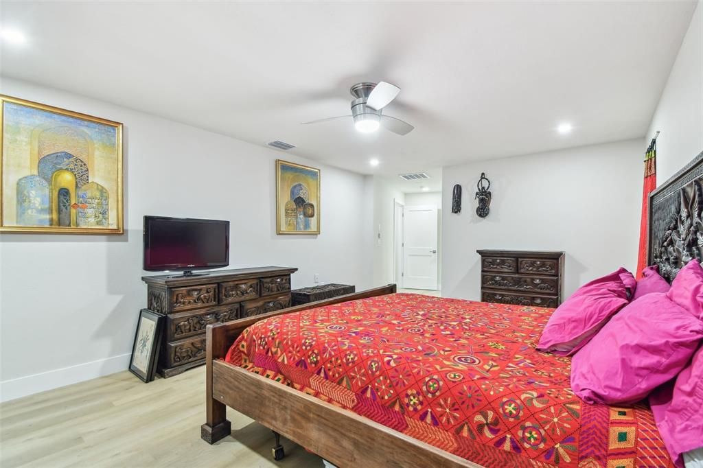 Под контрактом: $779,900 (4 спален, 2 ванн, 2821 Квадратных фут)