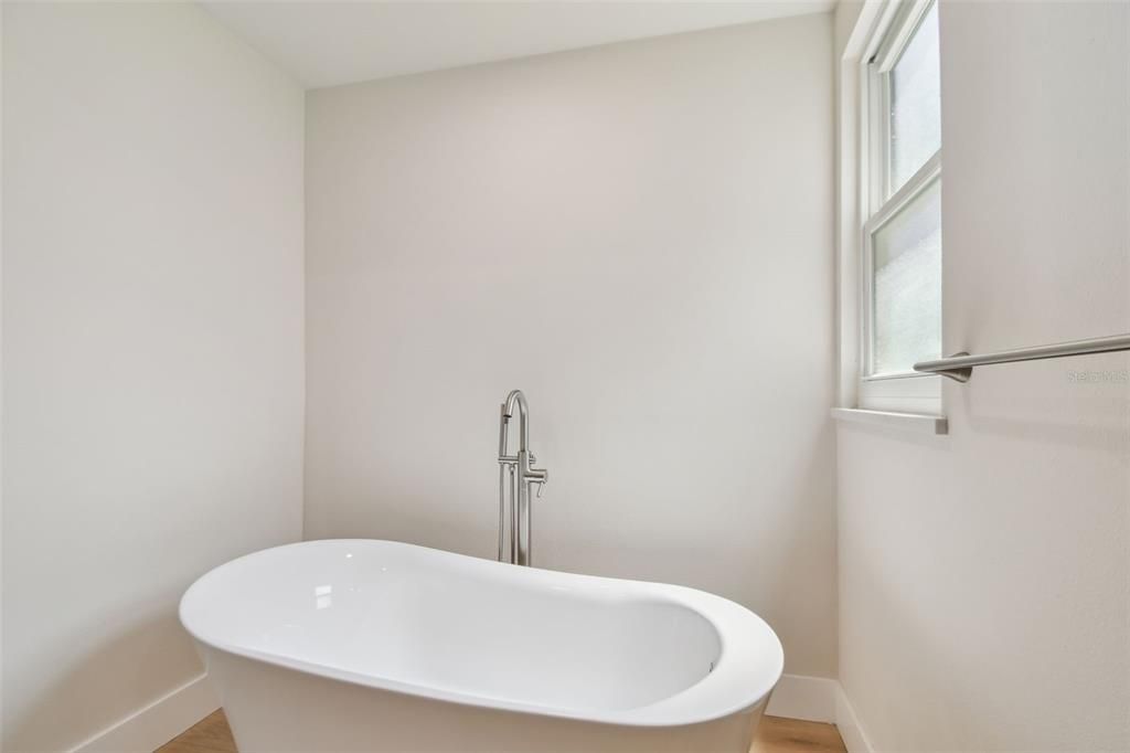 Под контрактом: $779,900 (4 спален, 2 ванн, 2821 Квадратных фут)