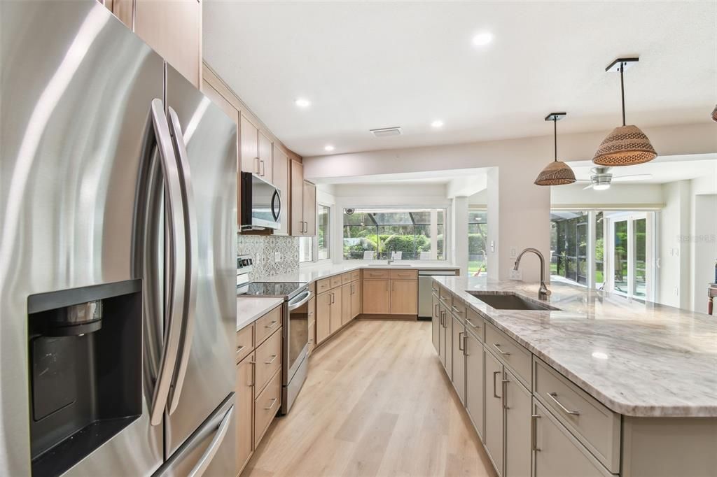 Под контрактом: $779,900 (4 спален, 2 ванн, 2821 Квадратных фут)