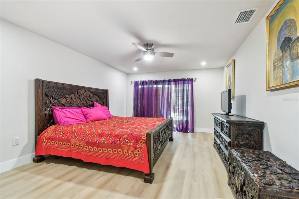 Под контрактом: $779,900 (4 спален, 2 ванн, 2821 Квадратных фут)