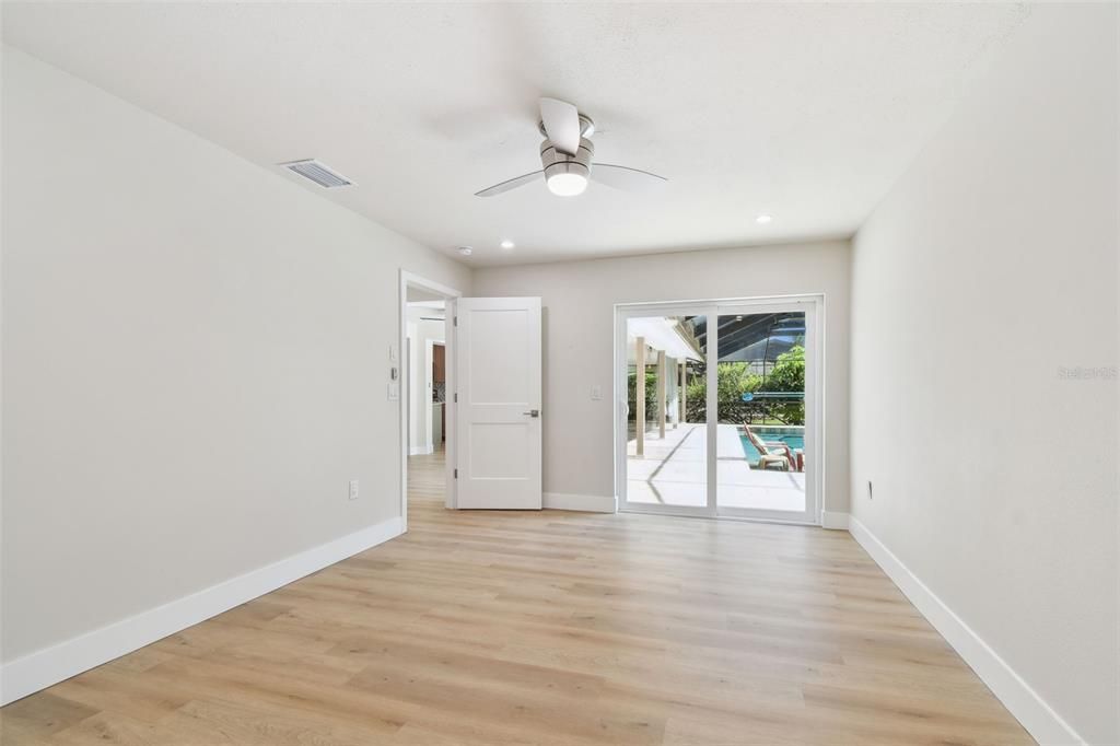 Под контрактом: $779,900 (4 спален, 2 ванн, 2821 Квадратных фут)