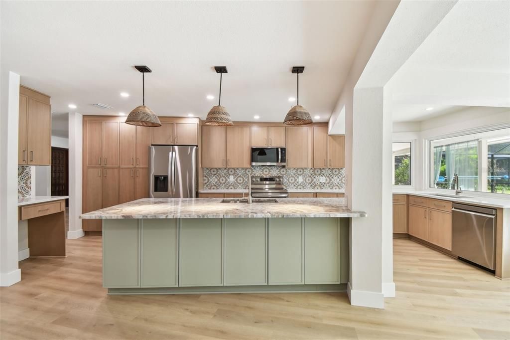 Под контрактом: $779,900 (4 спален, 2 ванн, 2821 Квадратных фут)