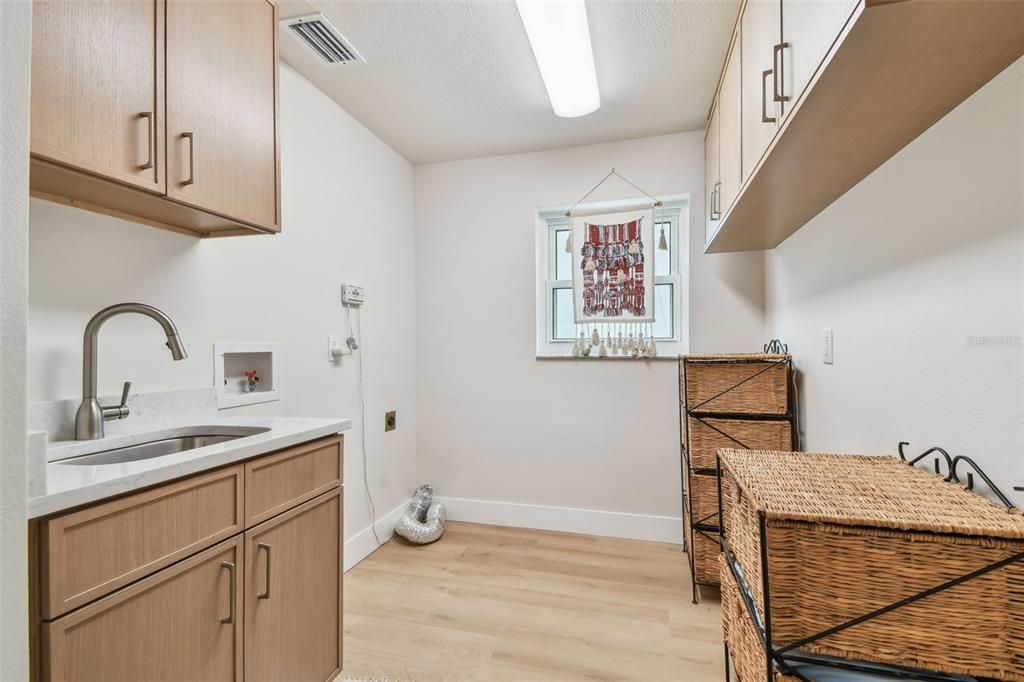 Под контрактом: $779,900 (4 спален, 2 ванн, 2821 Квадратных фут)