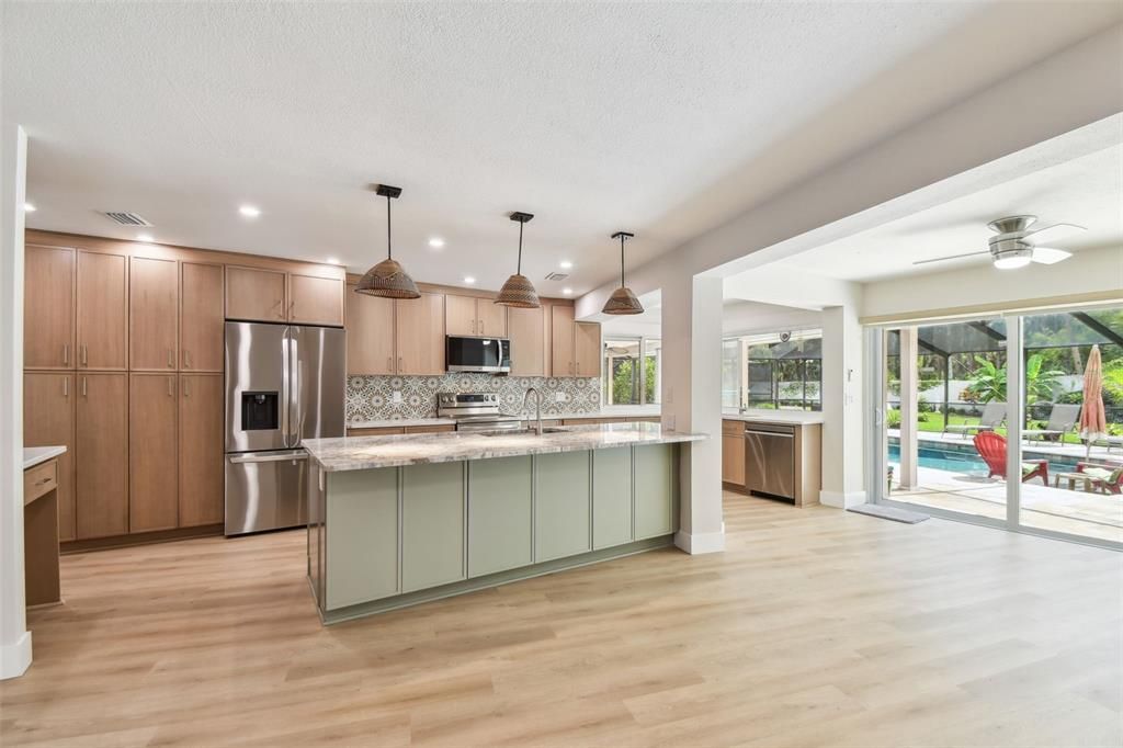 Под контрактом: $779,900 (4 спален, 2 ванн, 2821 Квадратных фут)