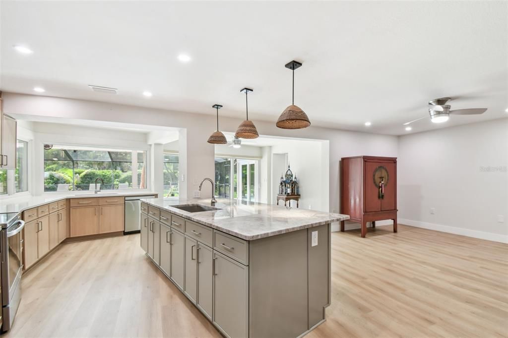 Под контрактом: $779,900 (4 спален, 2 ванн, 2821 Квадратных фут)