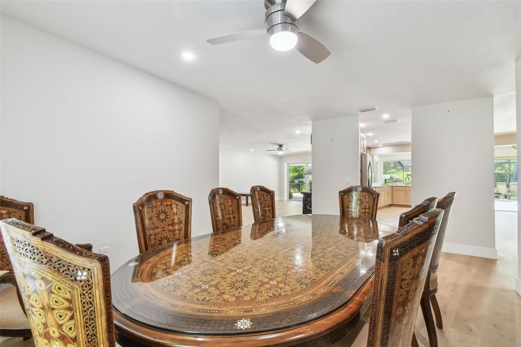 Под контрактом: $779,900 (4 спален, 2 ванн, 2821 Квадратных фут)