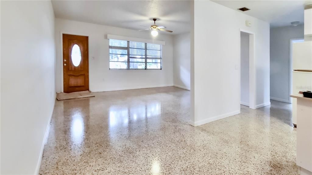 Под контрактом: $1,900 (2 спален, 2 ванн, 1686 Квадратных фут)