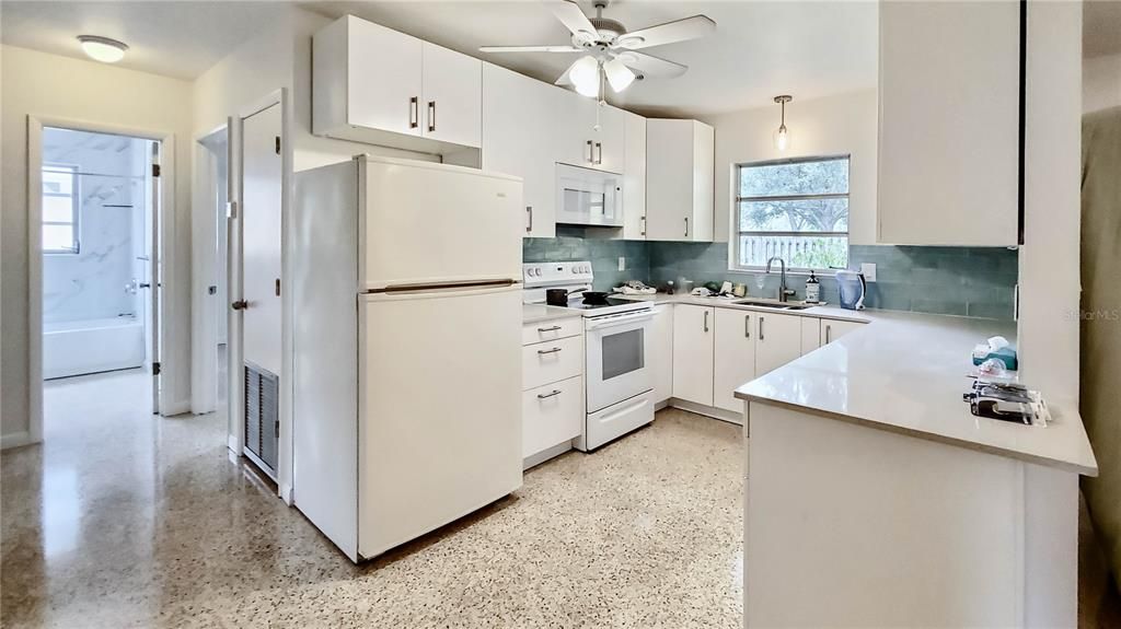 Под контрактом: $1,900 (2 спален, 2 ванн, 1686 Квадратных фут)