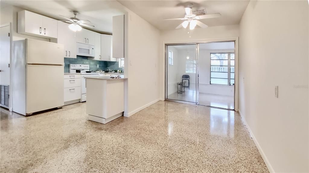 Под контрактом: $1,900 (2 спален, 2 ванн, 1686 Квадратных фут)