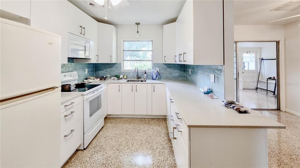 Под контрактом: $1,900 (2 спален, 2 ванн, 1686 Квадратных фут)