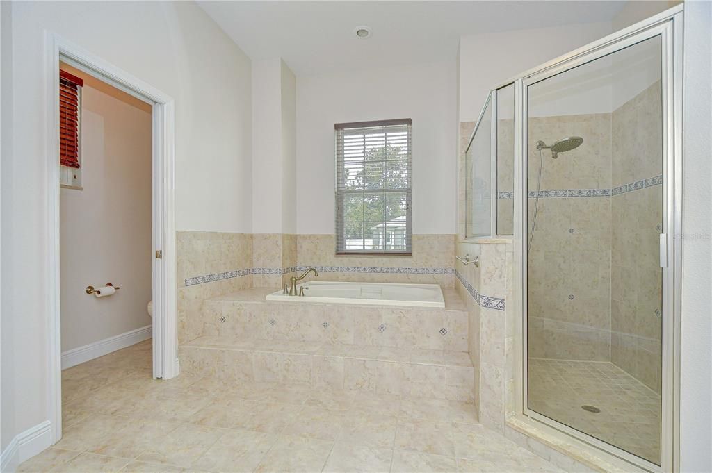 合同活跃: $849,000 (5 贝兹, 3 浴室, 4058 平方英尺)