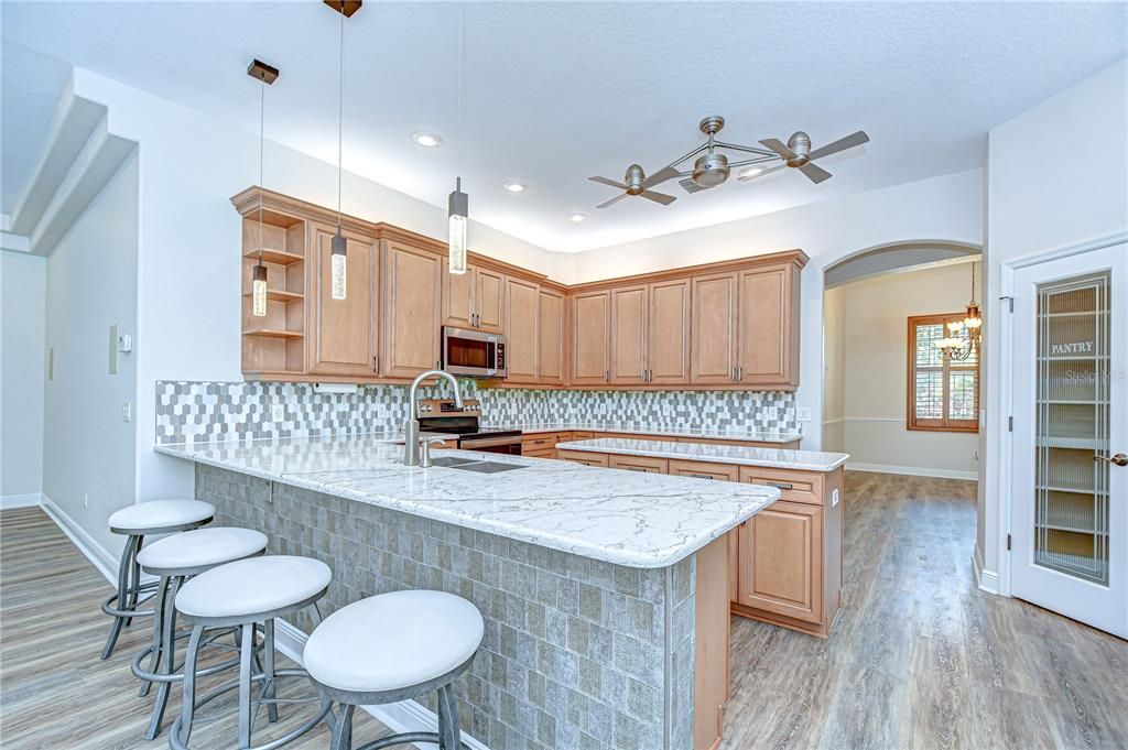 合同活跃: $849,000 (5 贝兹, 3 浴室, 4058 平方英尺)