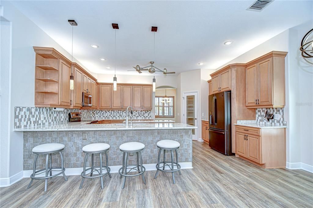 合同活跃: $849,000 (5 贝兹, 3 浴室, 4058 平方英尺)