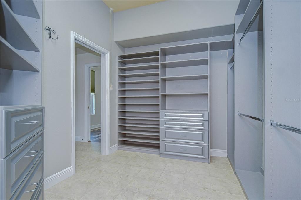 合同活跃: $849,000 (5 贝兹, 3 浴室, 4058 平方英尺)