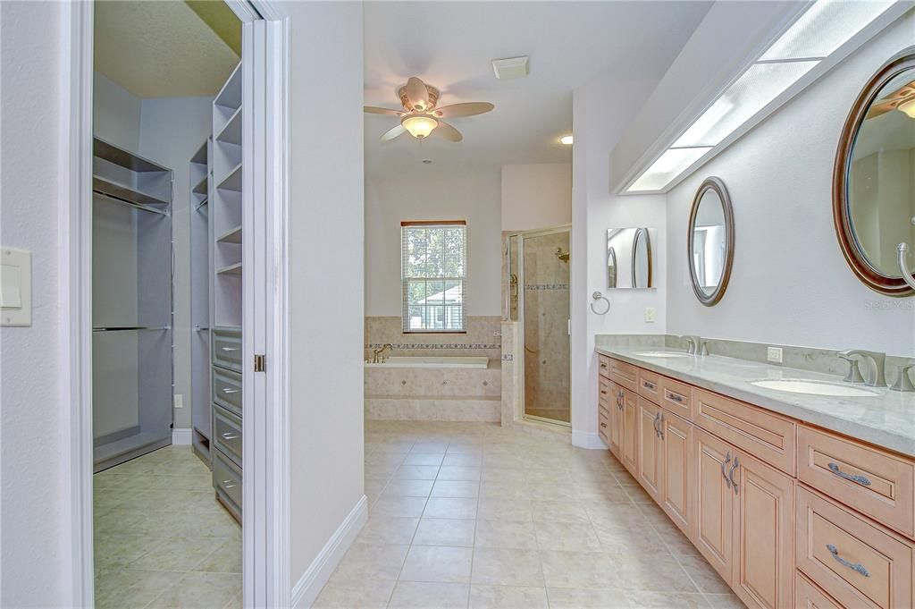 合同活跃: $849,000 (5 贝兹, 3 浴室, 4058 平方英尺)