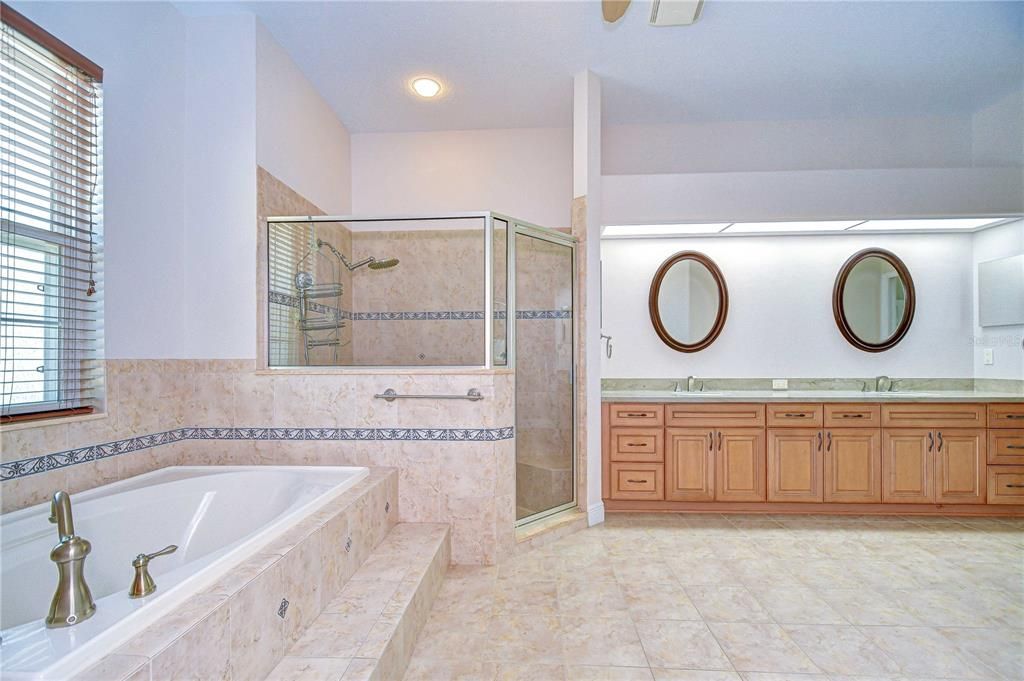 合同活跃: $849,000 (5 贝兹, 3 浴室, 4058 平方英尺)