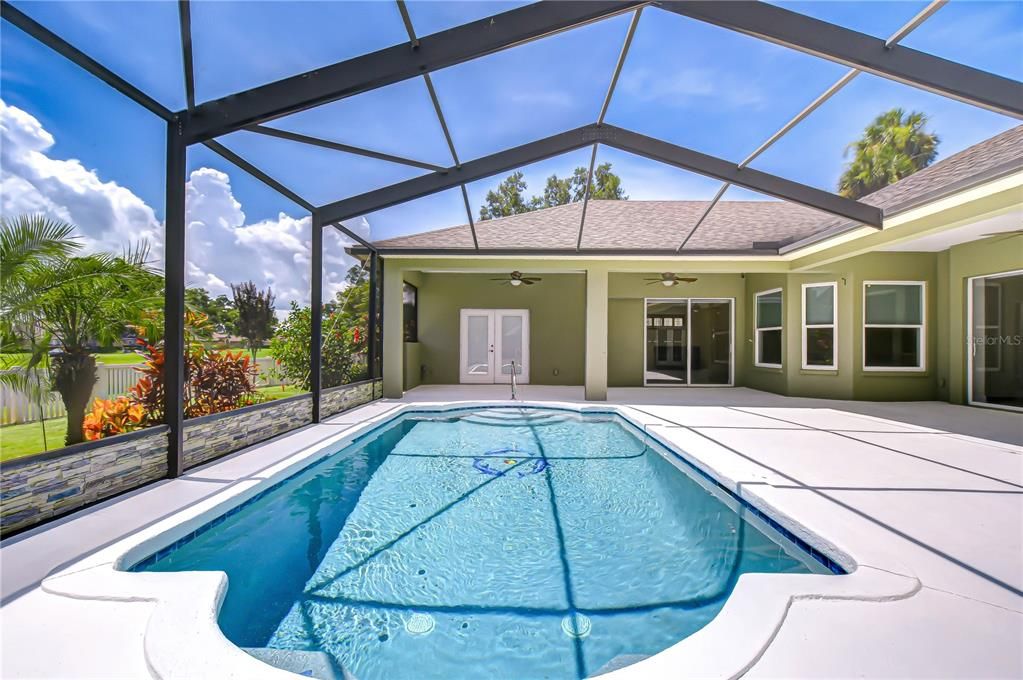 合同活跃: $849,000 (5 贝兹, 3 浴室, 4058 平方英尺)