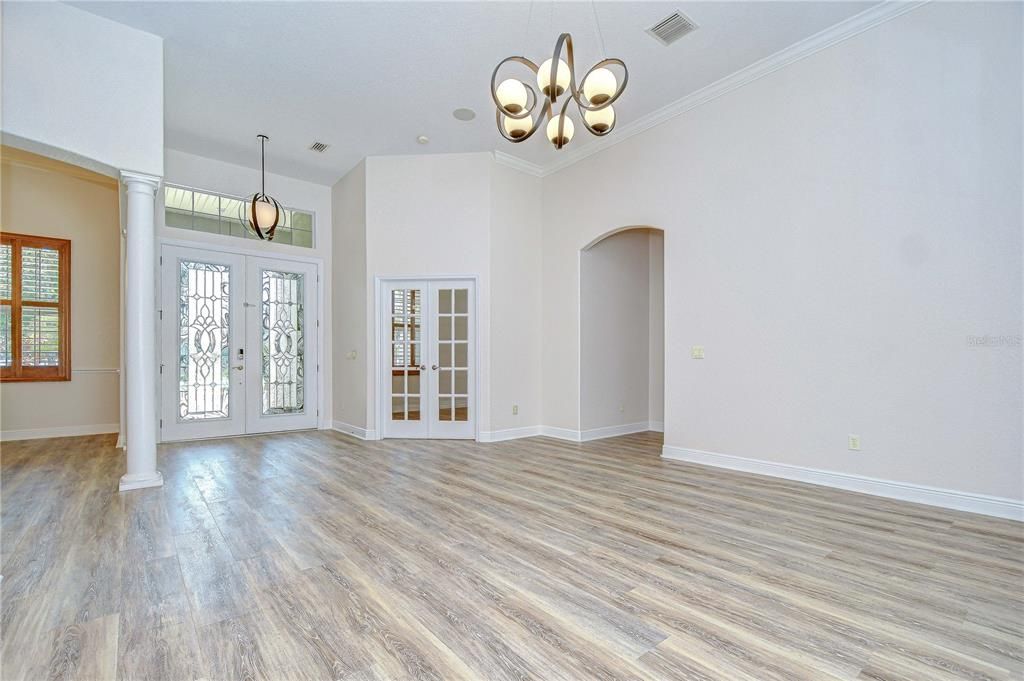 合同活跃: $849,000 (5 贝兹, 3 浴室, 4058 平方英尺)