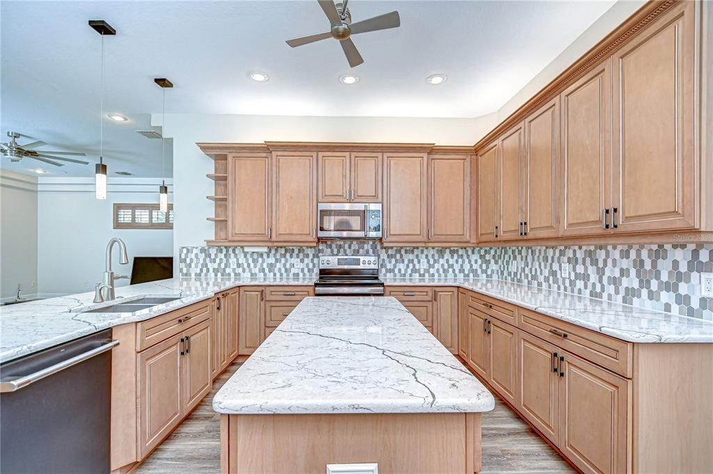 合同活跃: $849,000 (5 贝兹, 3 浴室, 4058 平方英尺)