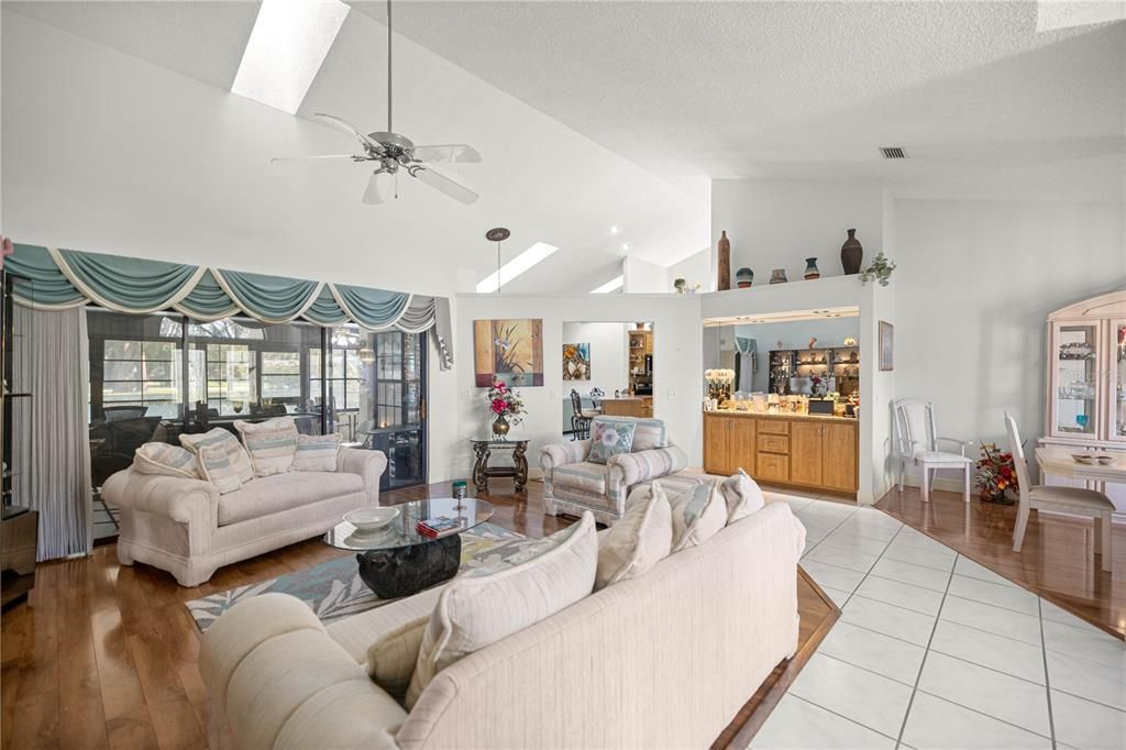 На продажу: $679,000 (4 спален, 2 ванн, 2262 Квадратных фут)