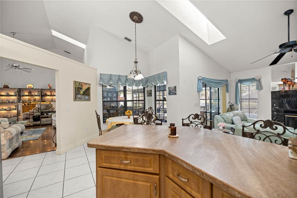 На продажу: $679,000 (4 спален, 2 ванн, 2262 Квадратных фут)