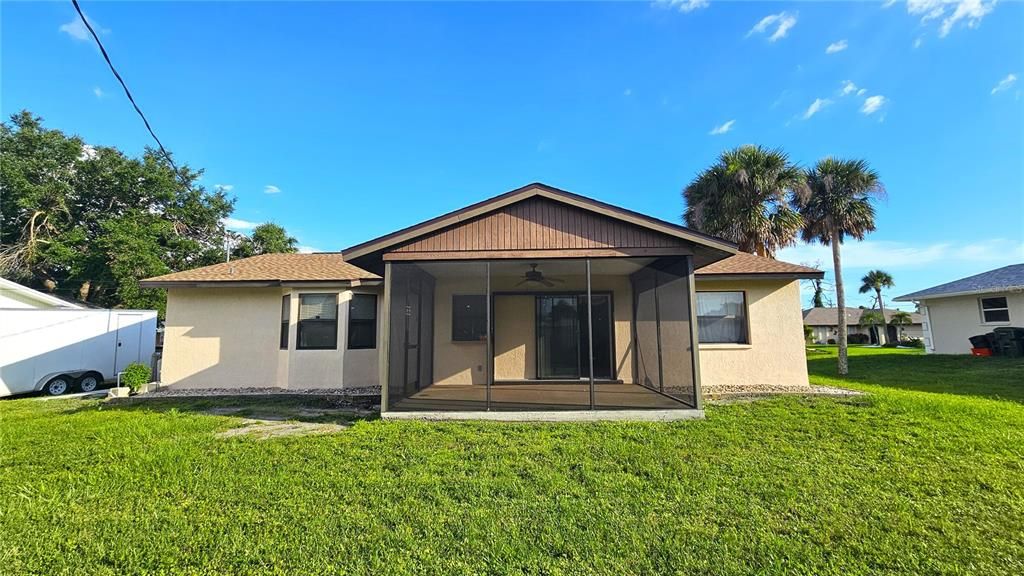 合同活跃: $240,000 (2 贝兹, 2 浴室, 1004 平方英尺)