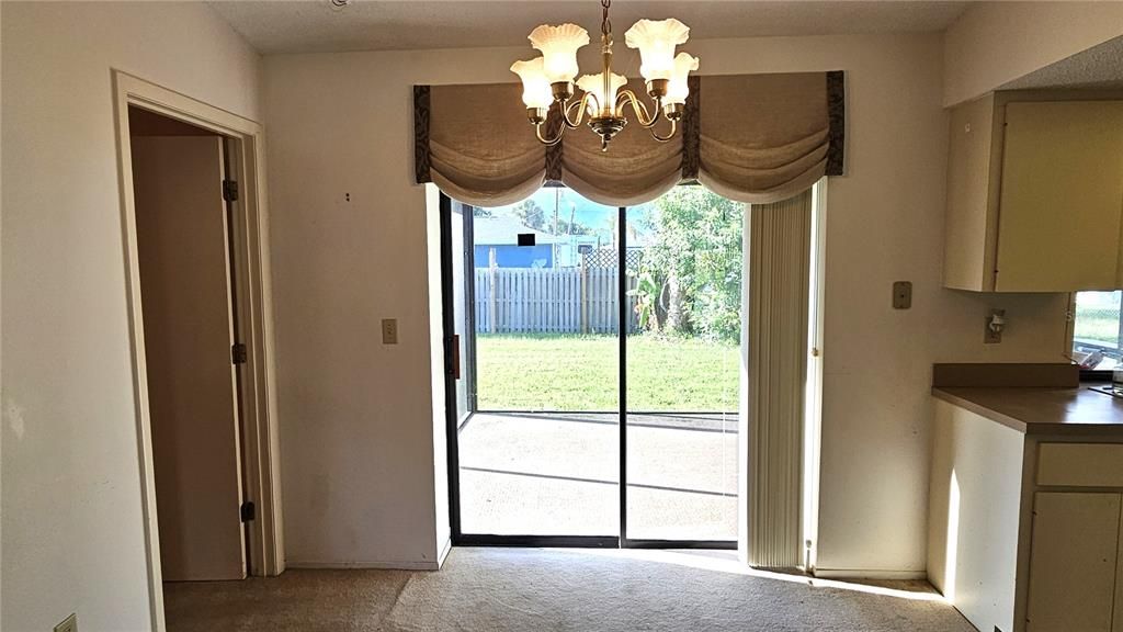 合同活跃: $240,000 (2 贝兹, 2 浴室, 1004 平方英尺)