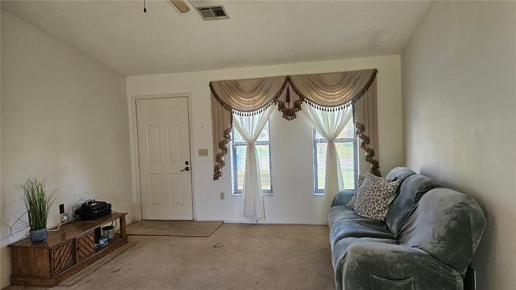 合同活跃: $240,000 (2 贝兹, 2 浴室, 1004 平方英尺)