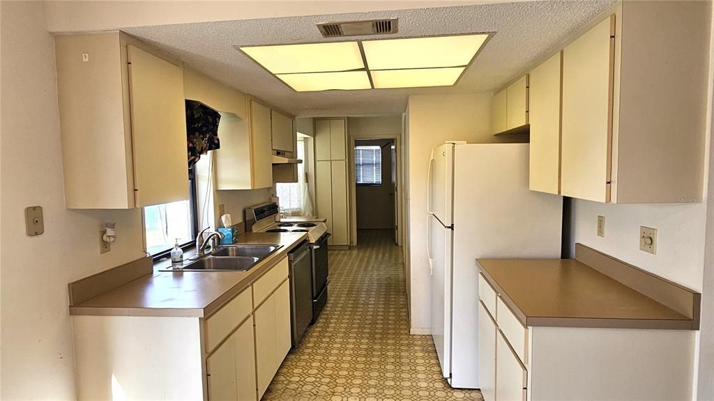 合同活跃: $240,000 (2 贝兹, 2 浴室, 1004 平方英尺)