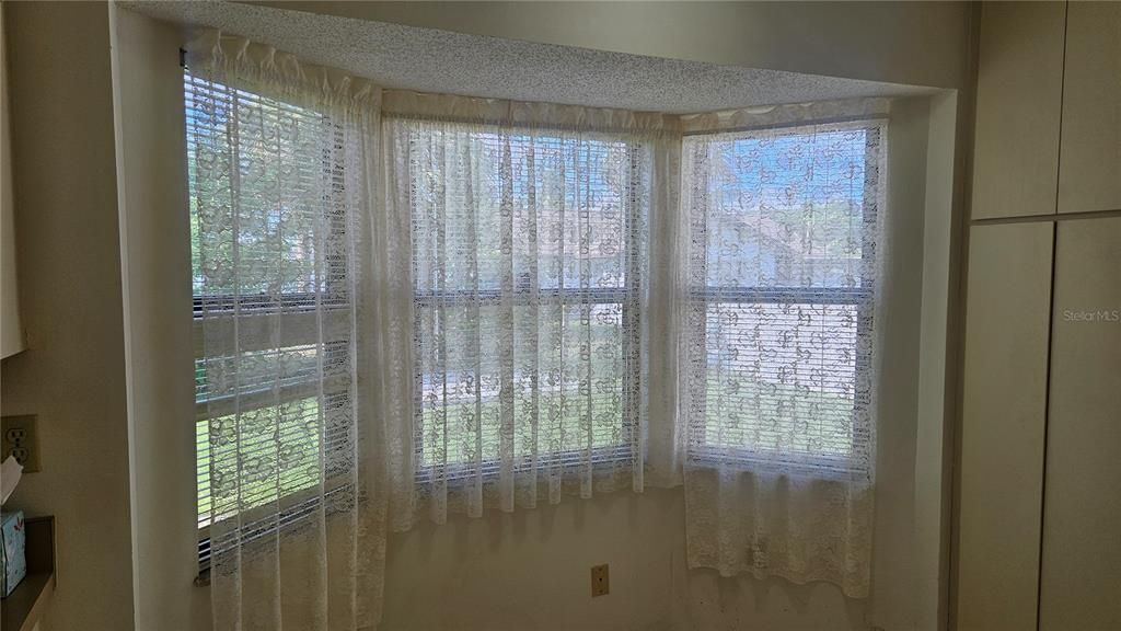 合同活跃: $240,000 (2 贝兹, 2 浴室, 1004 平方英尺)