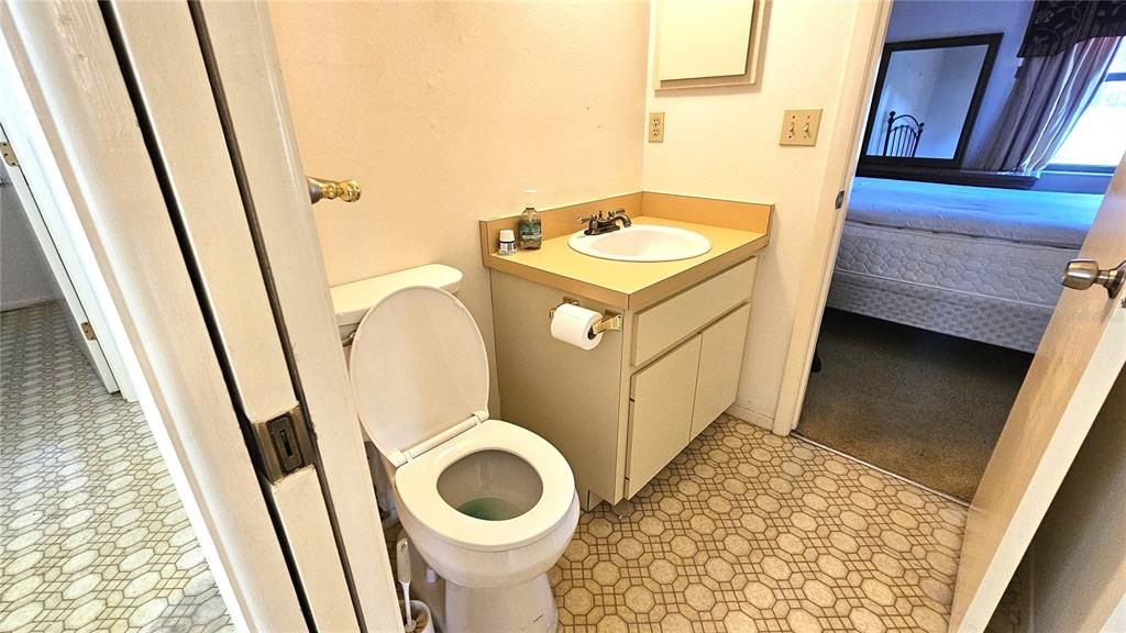 合同活跃: $240,000 (2 贝兹, 2 浴室, 1004 平方英尺)