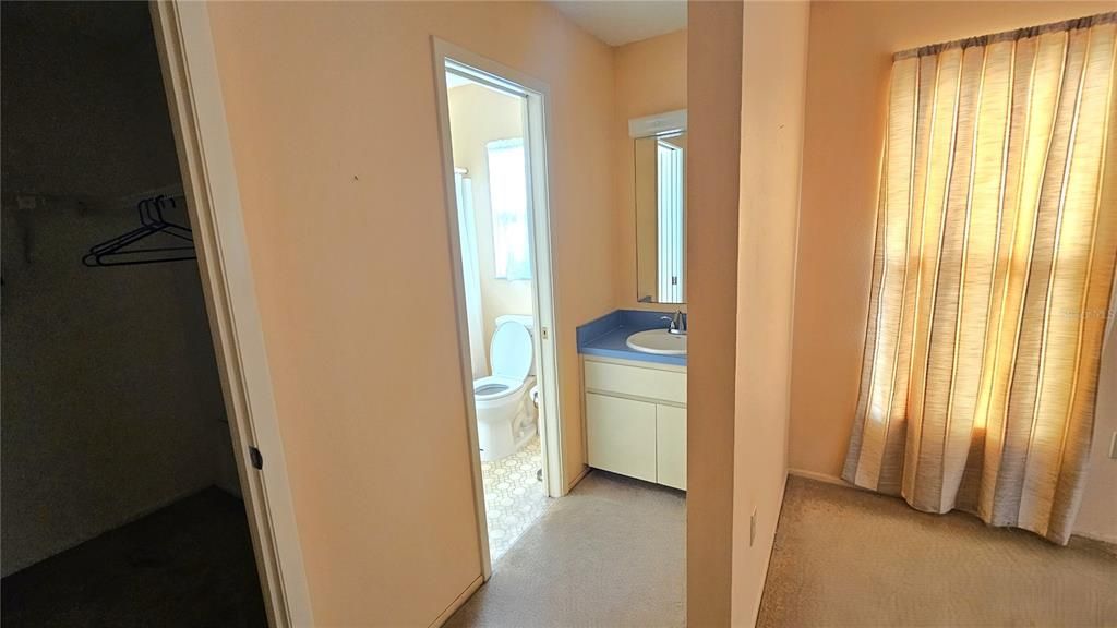 合同活跃: $240,000 (2 贝兹, 2 浴室, 1004 平方英尺)