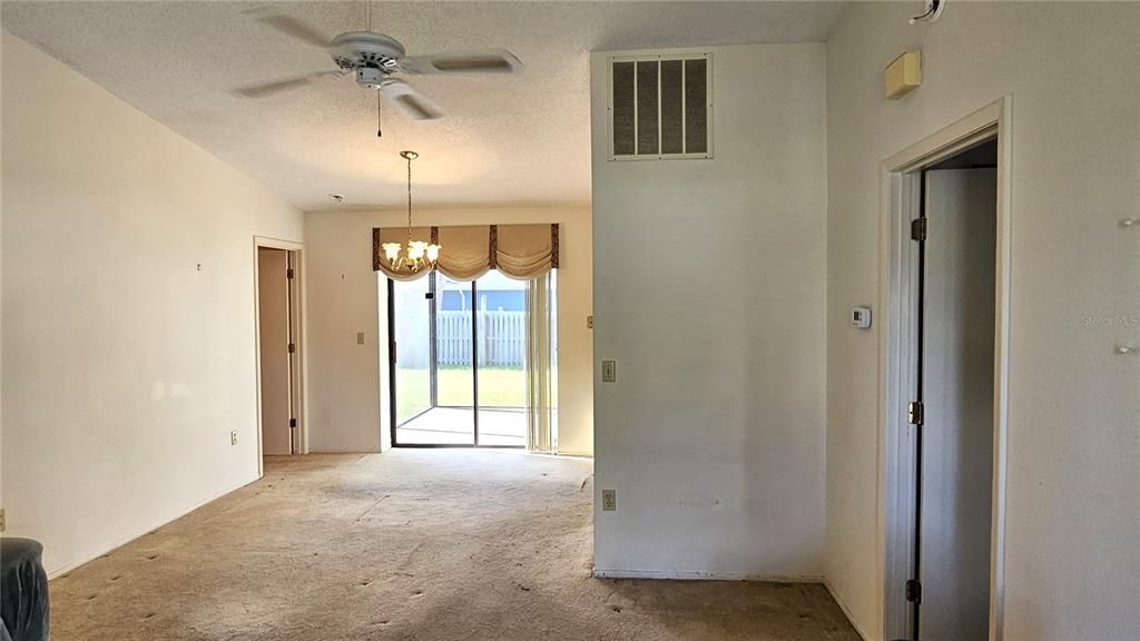 合同活跃: $240,000 (2 贝兹, 2 浴室, 1004 平方英尺)