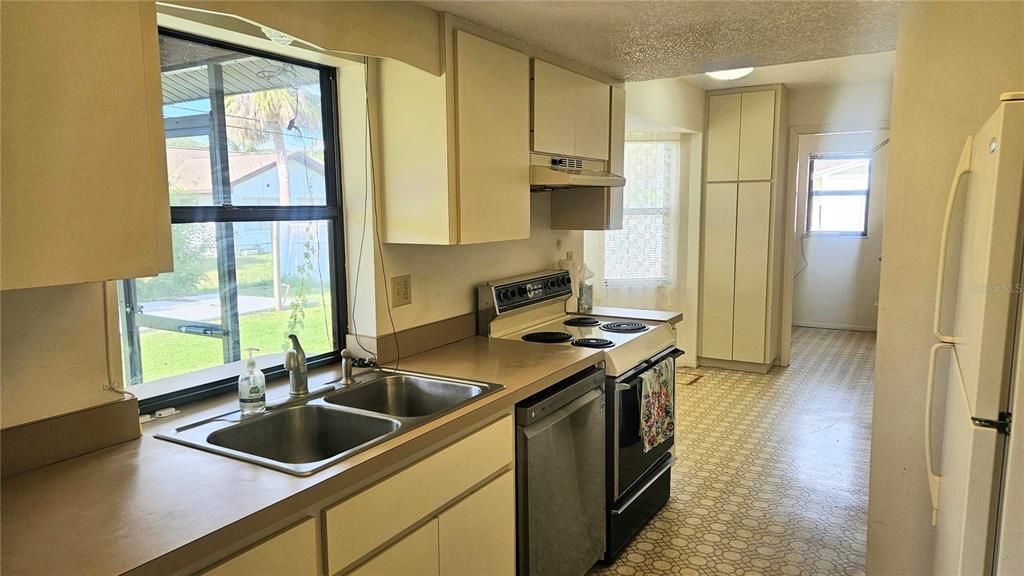 合同活跃: $240,000 (2 贝兹, 2 浴室, 1004 平方英尺)