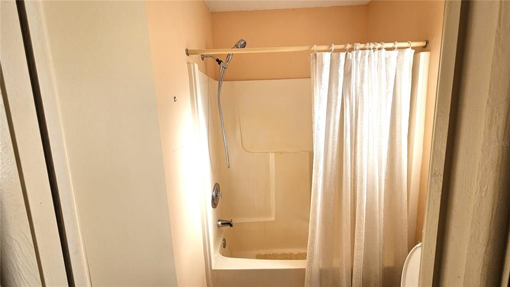 合同活跃: $240,000 (2 贝兹, 2 浴室, 1004 平方英尺)