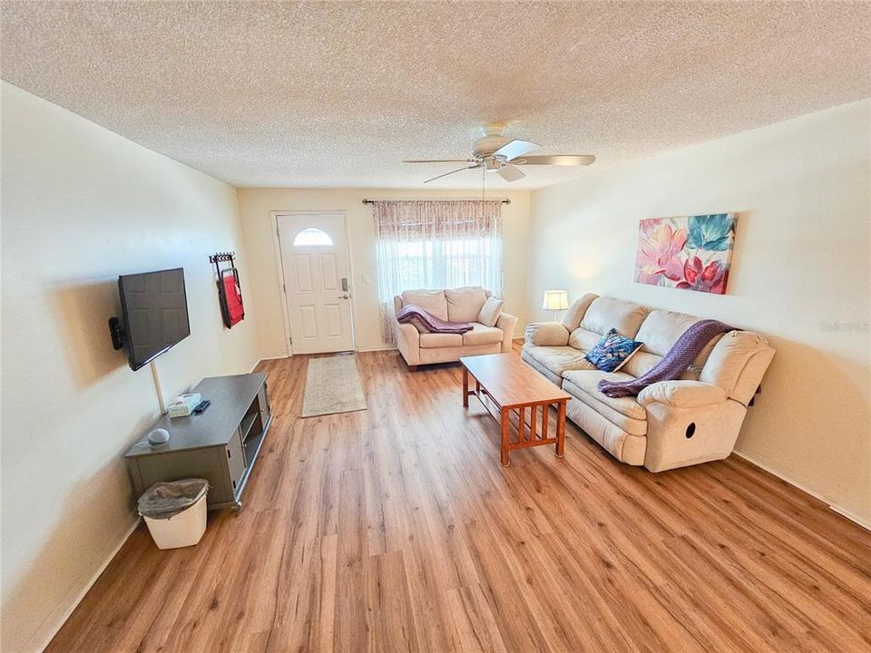 Active With Contract: $149,900 (2 beds, 2 baths, 1120 Square Feet)