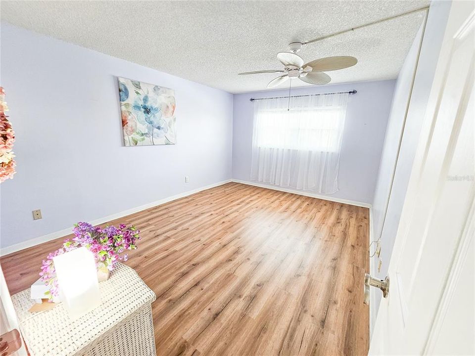 Active With Contract: $149,900 (2 beds, 2 baths, 1120 Square Feet)