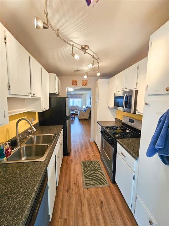 Active With Contract: $149,900 (2 beds, 2 baths, 1120 Square Feet)