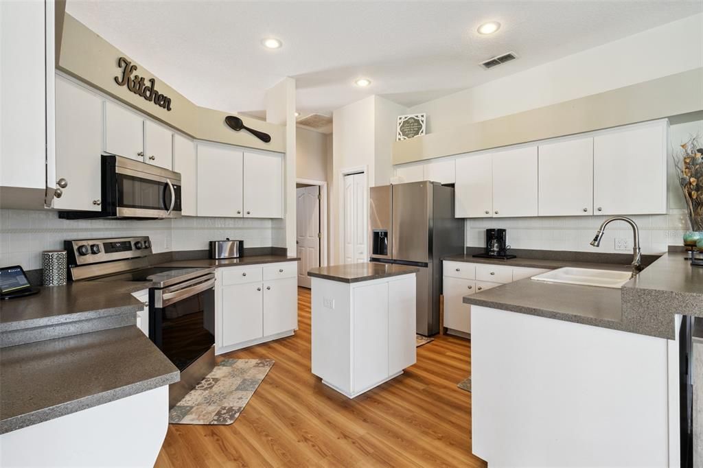 Activo con contrato: $469,999 (3 camas, 3 baños, 2144 Pies cuadrados)