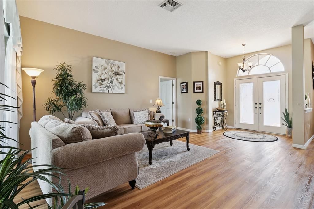 Activo con contrato: $469,999 (3 camas, 3 baños, 2144 Pies cuadrados)