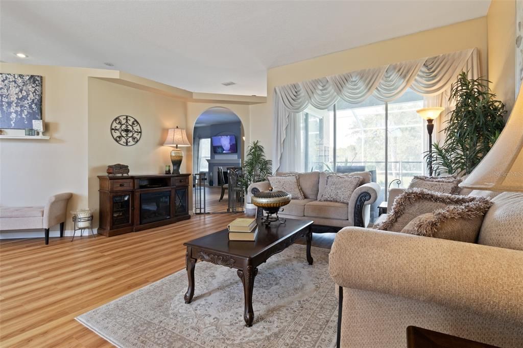 Activo con contrato: $469,999 (3 camas, 3 baños, 2144 Pies cuadrados)